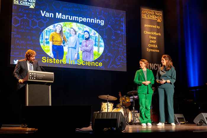Picture of the Sisters in Science receiving the KNCV Van Marum prize
