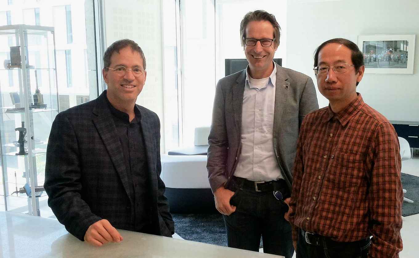 Van links naar rechts: Prof. Gadi Rothenberg (UvA), Prof. Joost Reek (Scientific Director HIMS) en Prof. Hualong Xu (Fudan University)